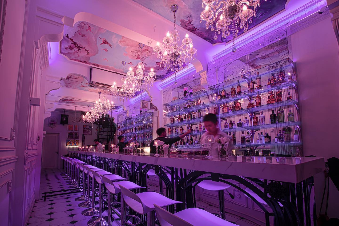Inverse Hanoi — bar in Hanoi